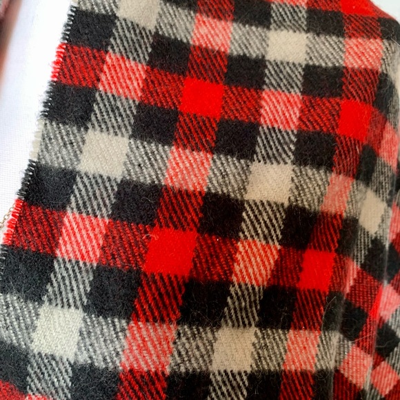 Cozy oversized scarf from the Gap black red and ivory plaid - Picture 3 of 9